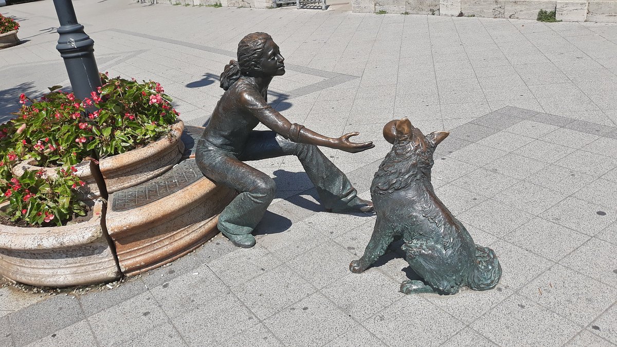 Girl With Her Dog Statue (Lány a kutyájával szobor) Budapest.city
