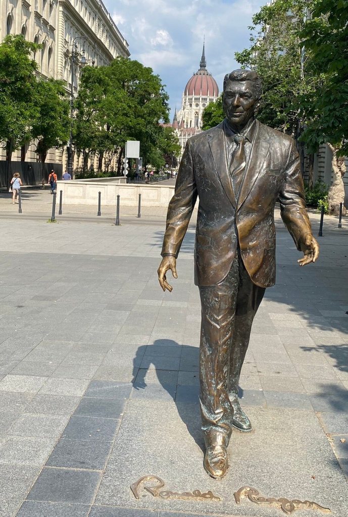 Ronald Reagan Statue (Ronald Reagan szobor) Budapest.city